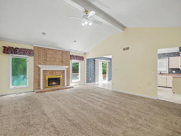 456 Essex Dr — Photo 6