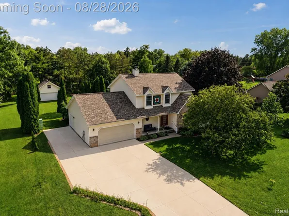 9380 Englishman Dr, Fenton, MI 48430
