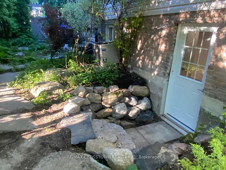 44 Smyth Cres SW — Photo 2