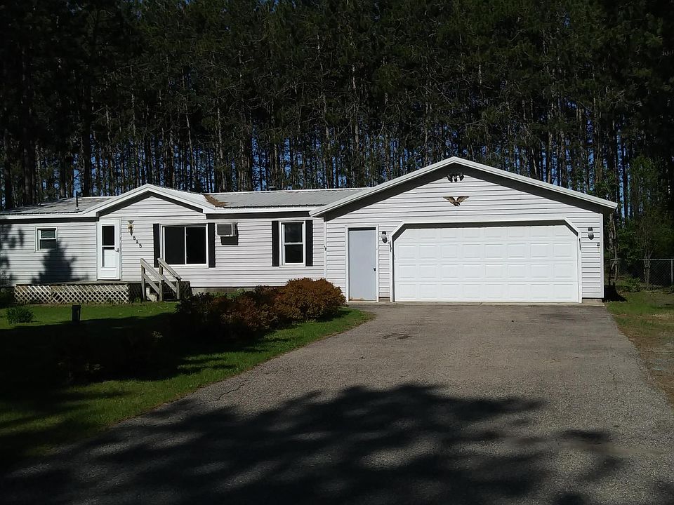 Beautiful front yard with asphalt driveway.