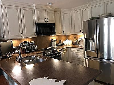 Upgraded kitchen w/silestone