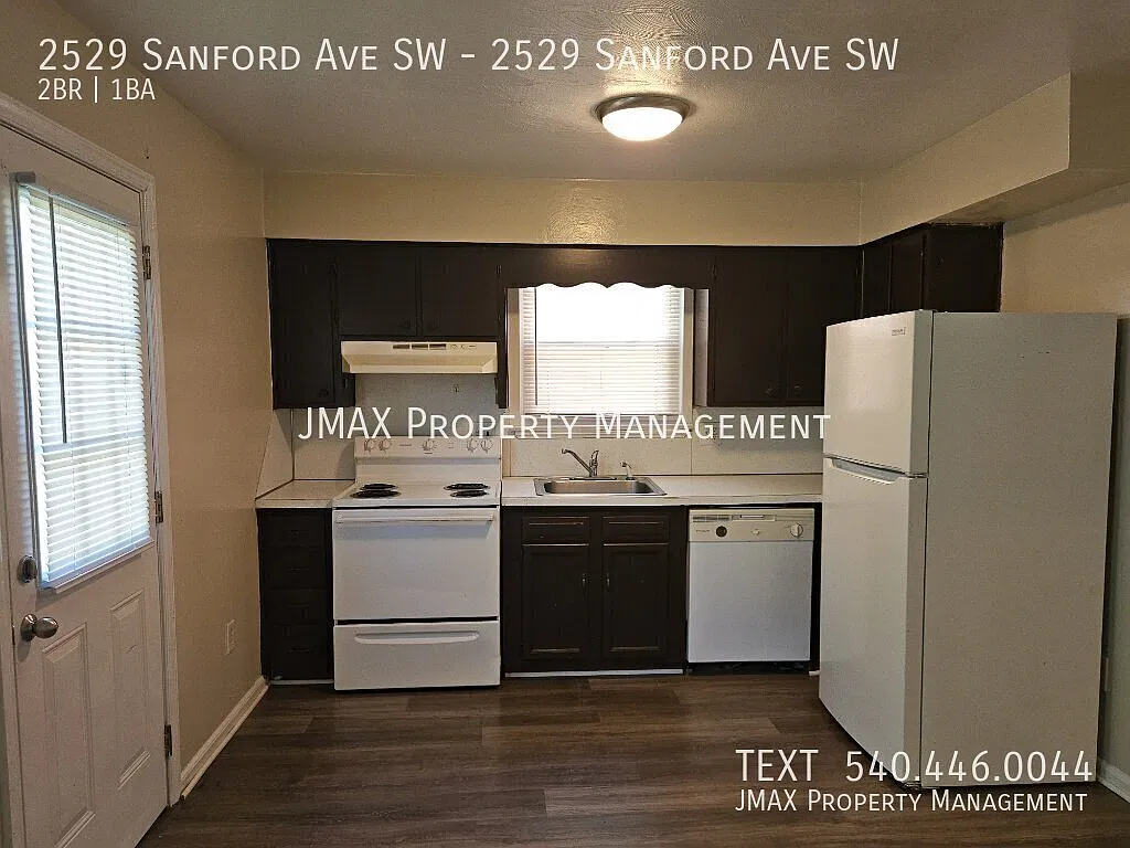 2 Bedroom Duplex in a Convenient Location — Photo 4