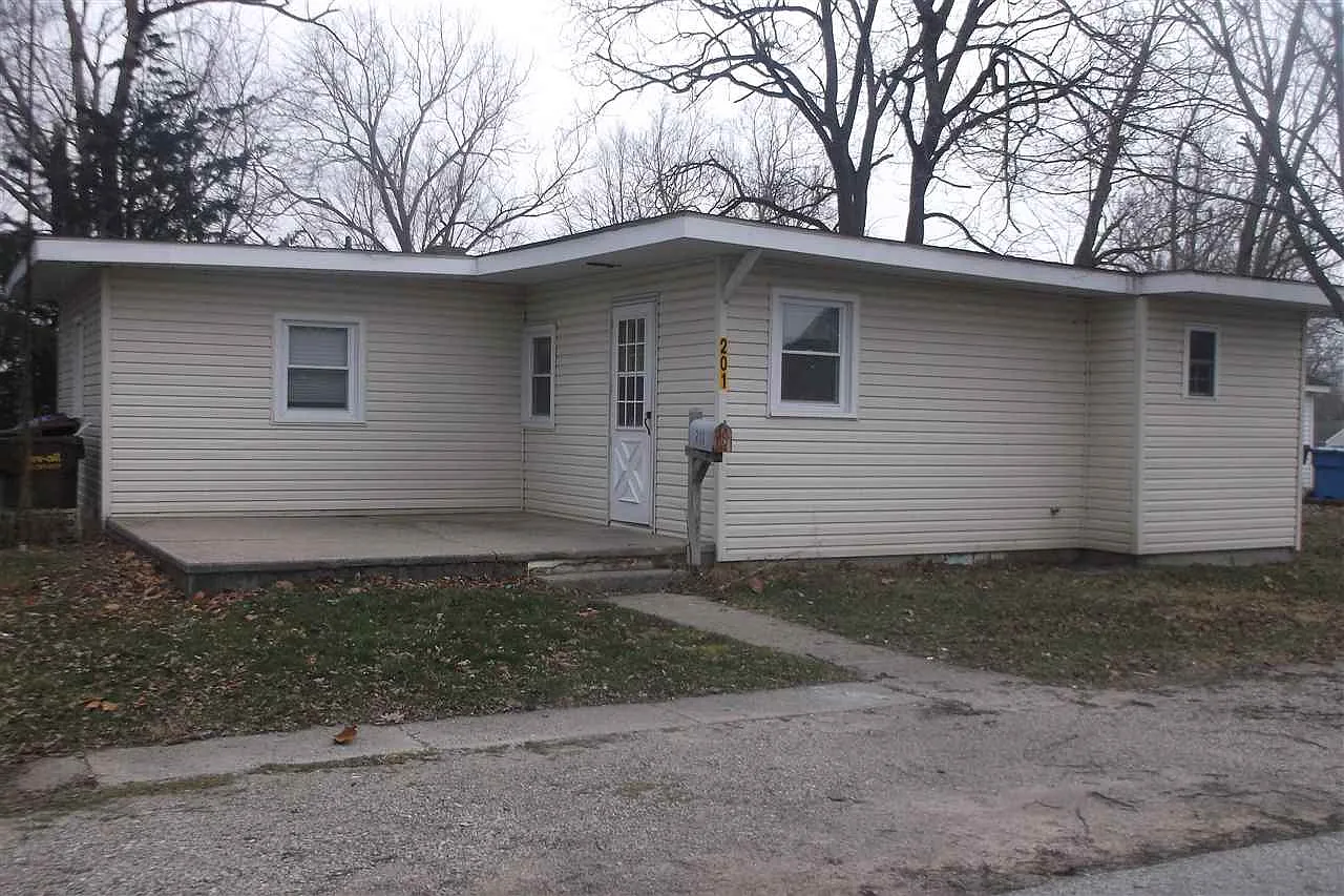 201 Gateway Ave photo 1