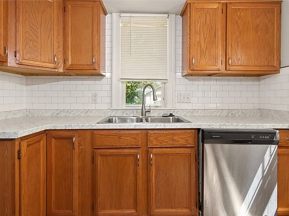 5th image of 80 Pershing Dr