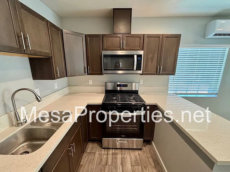 1 bed, 1.0 bath, 400 sqft, $1,800 — Photo 4