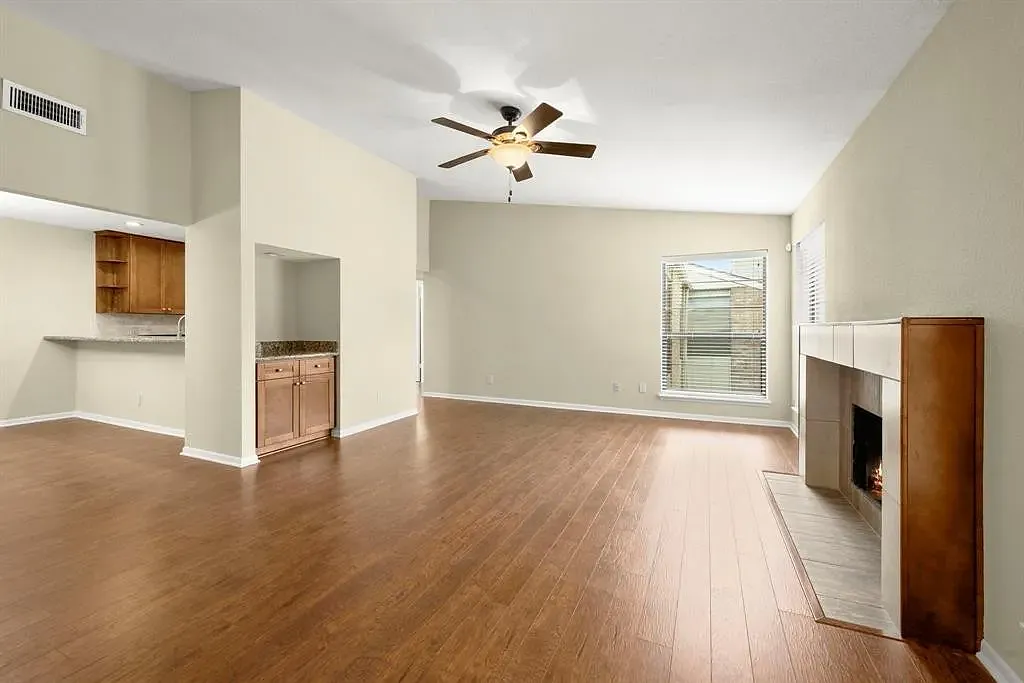 2 bed, 1200 sqft, $1,595 — Photo 4