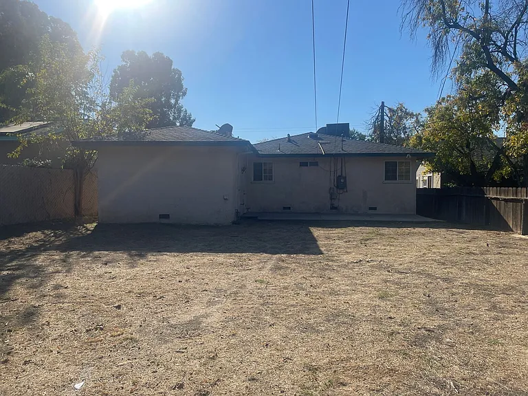 711 E Fountain Way — Photo 8