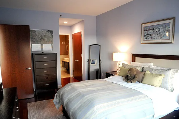 Sold by Manhattan Modern | media 9