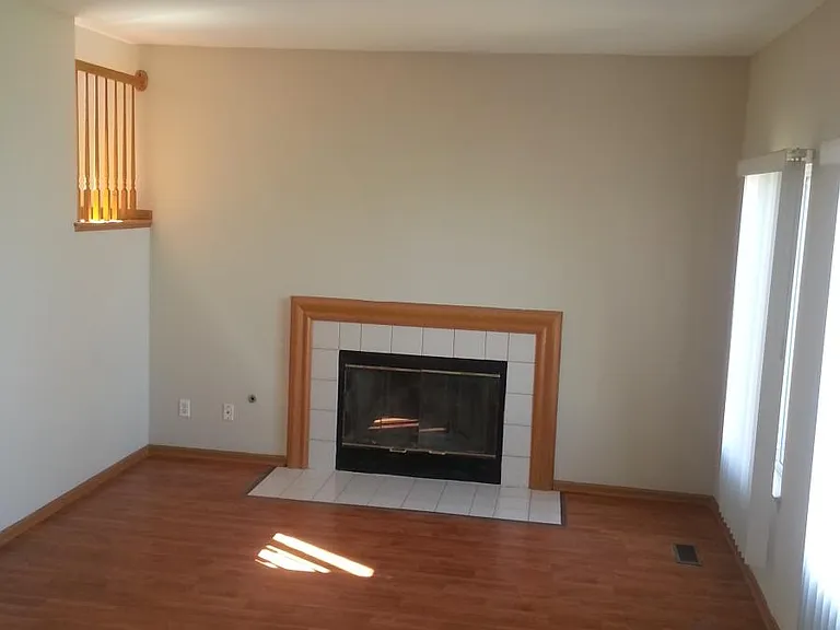 340 Richmond Dr — Photo 3