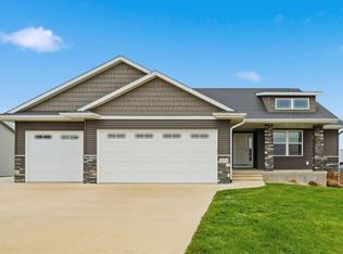 2773 Ridgeview Dr, Palo, IA 52324