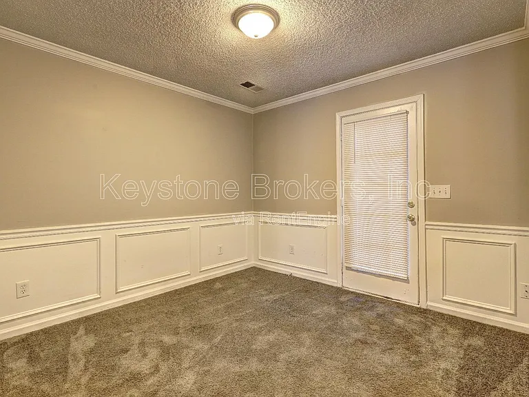 1370 N Hampton Dr — Photo 4
