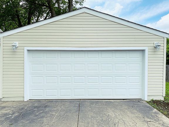 3rd image of 325 Dehoff Dr
