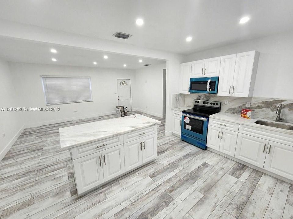 1st image of 907 NE 111th St #0