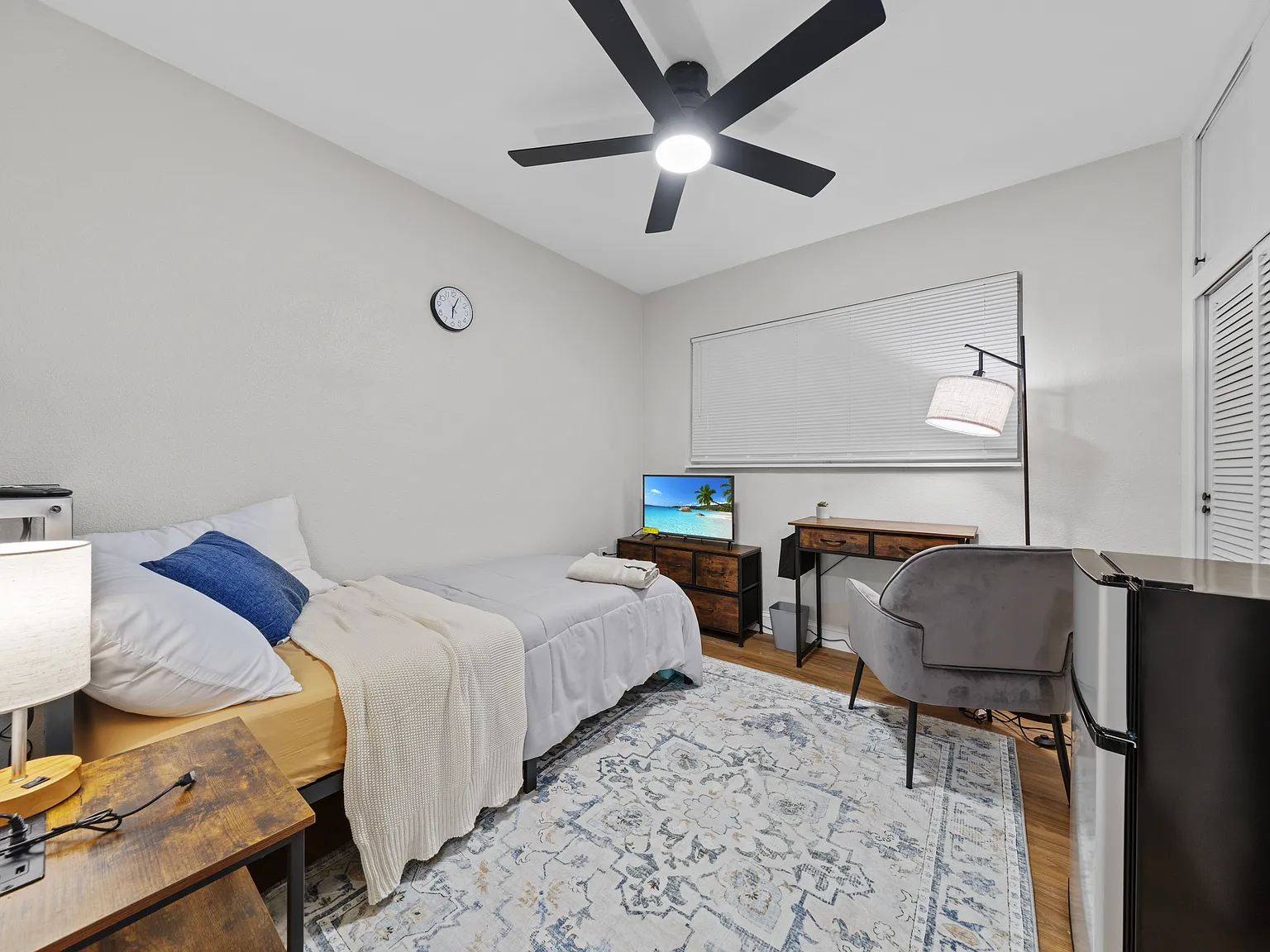 7 bed, 1276 sqft, $800 — Photo 3