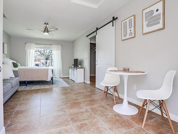 Optional furnishings in studio