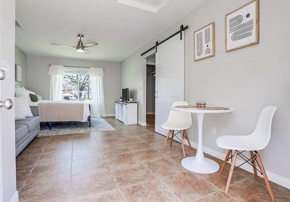 Optional furnishings in studio