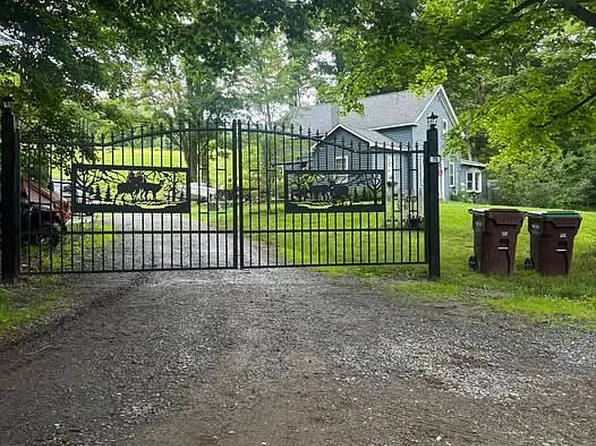 75 Mason Ln, Troy, NY 12180