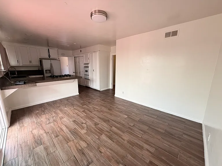 22221 Hartland St #HOUSE — Photo 10