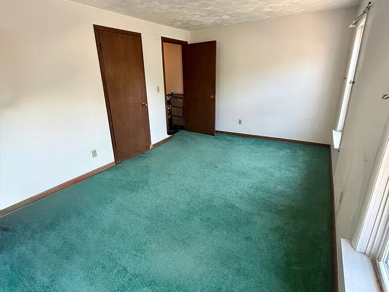 300-302 W Howard St — Photo 13