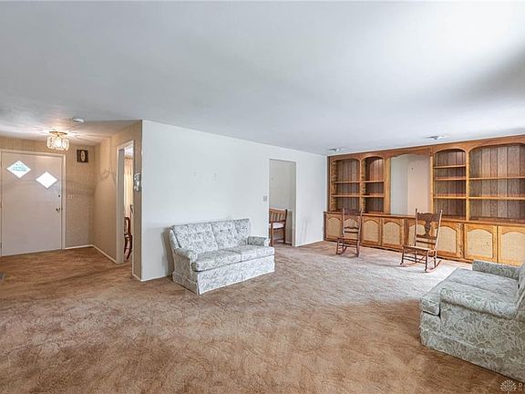 5th image of 240 Weller Ave