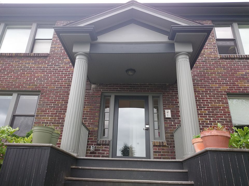 2nd image of 119A 30th Ave