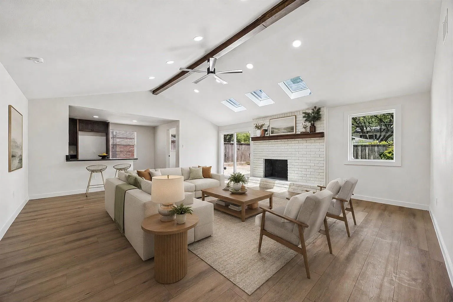 3 bed, 2.0 bath, 1998 sqft, $3,000 — Photo 1