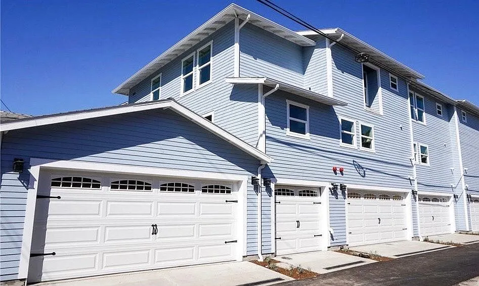 2 bed, 2.5 bath, 1100 sqft, $3,200 — Photo 2