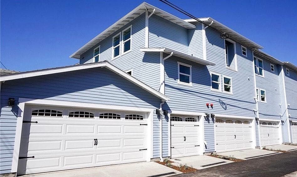 1 attached garage with washer dryer hook up