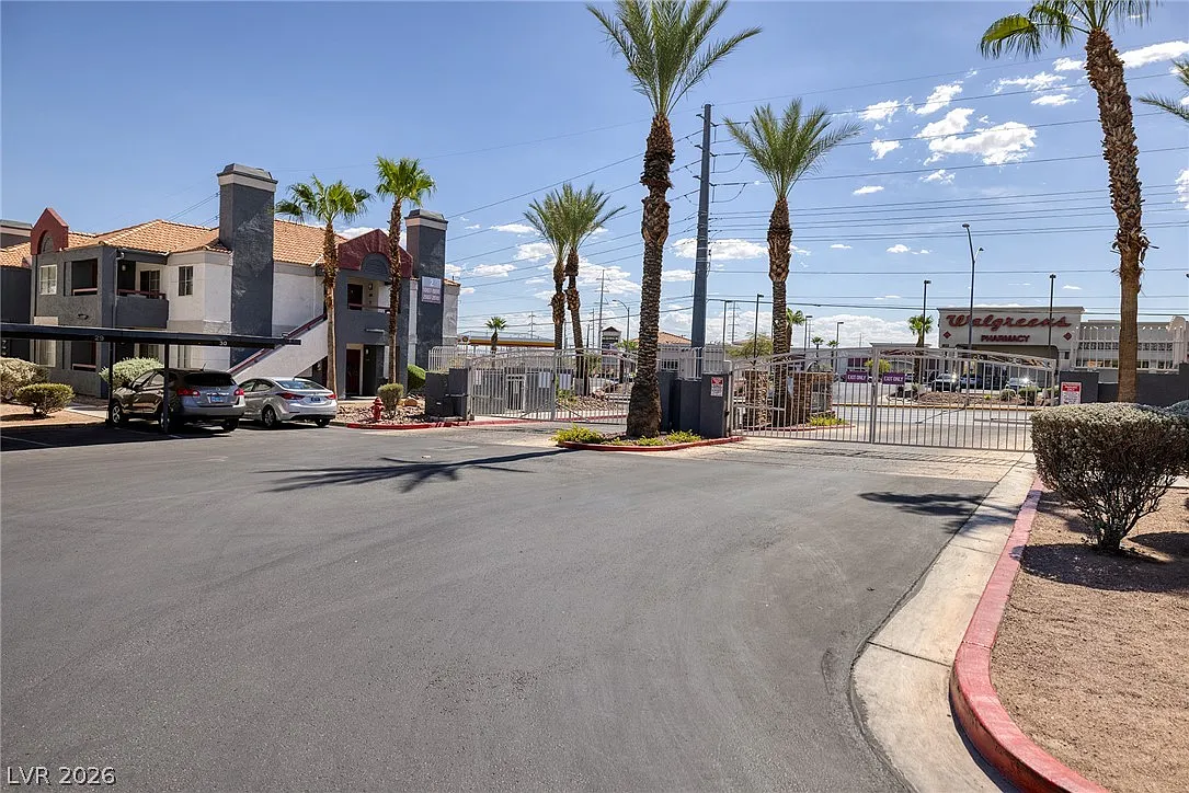 2 bed, 2.0 bath, 998 sqft, $1,350 — Photo 2