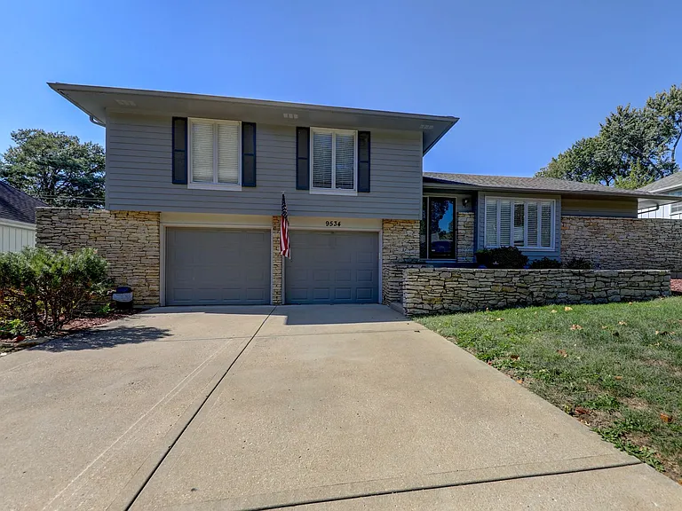 9534 Glenwood St — Photo 2