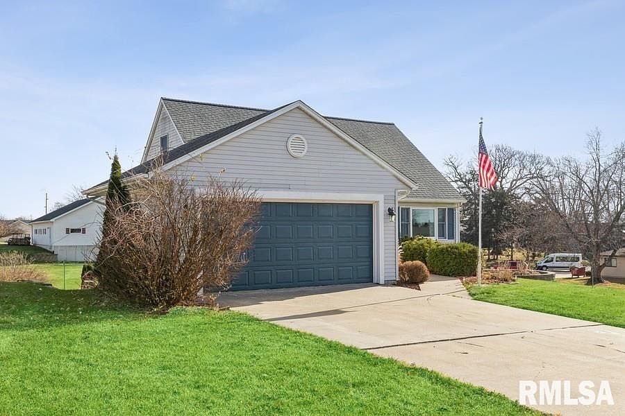 3621 N 3rd St, Clinton, IA 52732 Zillow