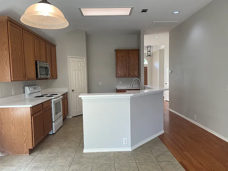 553 Presidio Dr — Photo 14