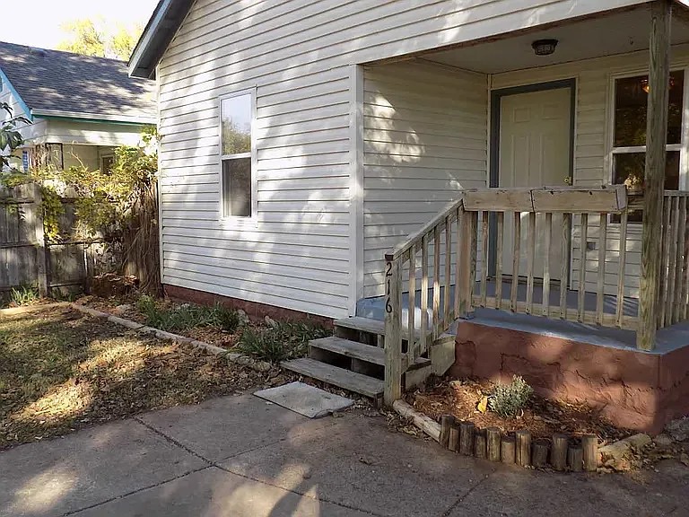 216 N Fern Ave — Photo 2