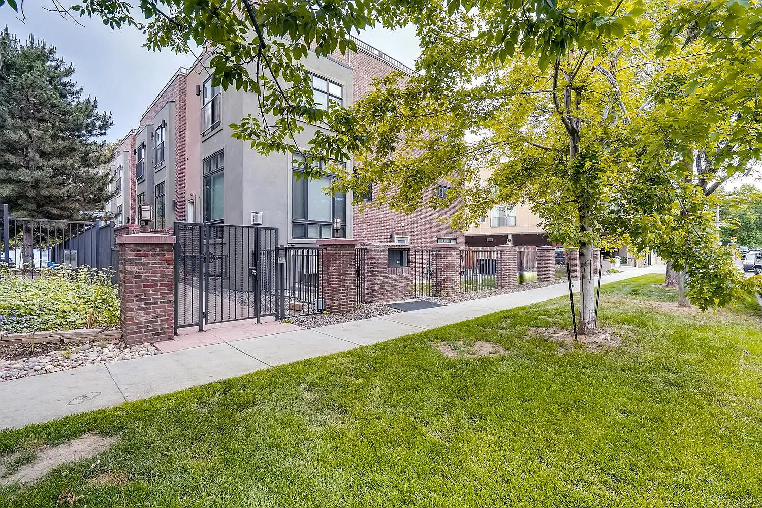 3 bed, 2090 sqft, $4,100 — Photo 3