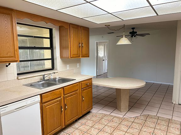 5th image of 609 Edgewood Dr