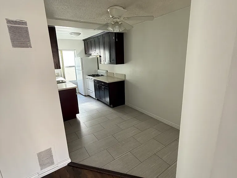 4304 W 4th St #4 — Photo 3