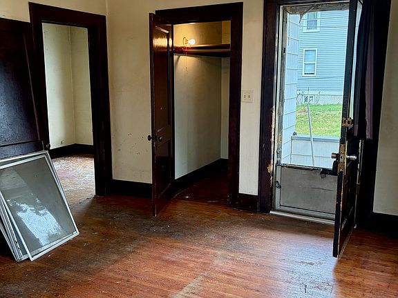 2nd image of 913 W 4th St
