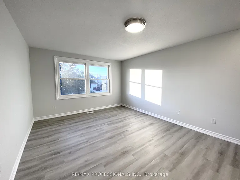77 Roseneath Cres #UPPER — Photo 13