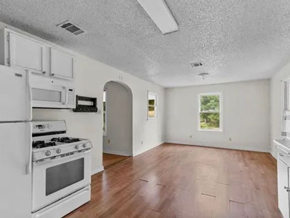3rd image of 6454 Faust Dr