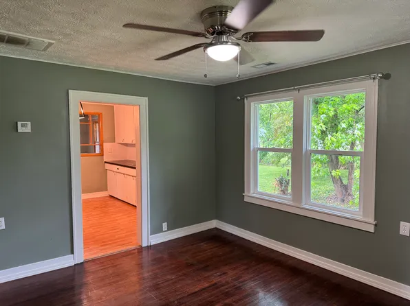336 N Locust St, Marshfield, MO 65706