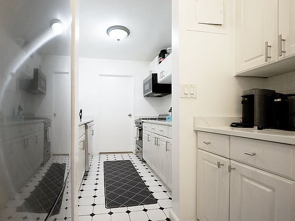 3rd image of 155 E 34th St APT 10R