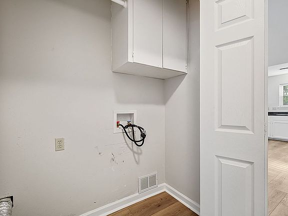 4th image of 130 Sea Pines Dr