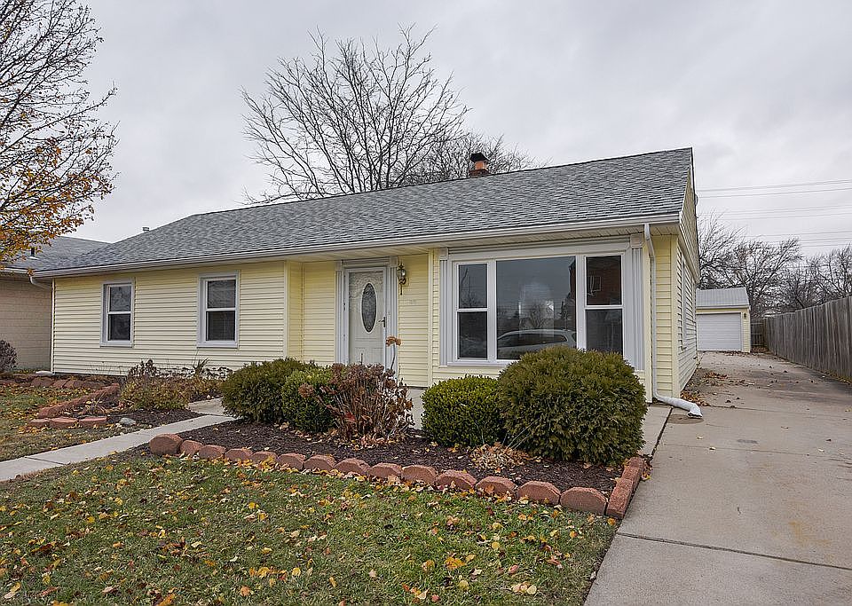 1st image of 996 Orange St