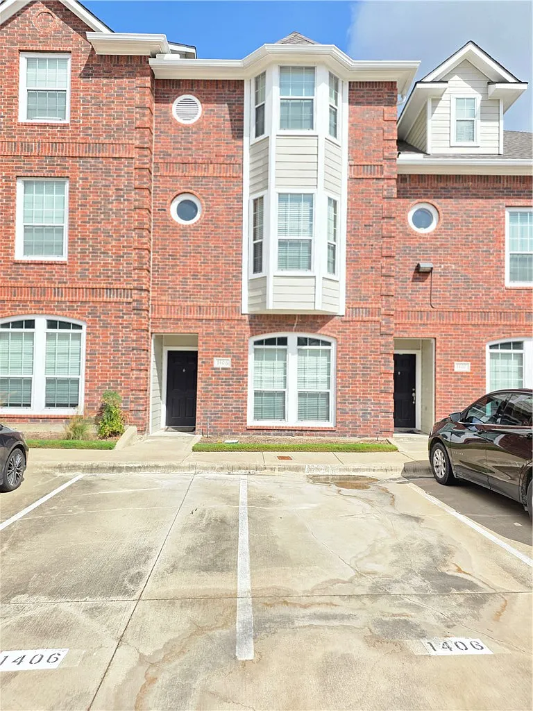 4 bed, 4.5 bath, 1856 sqft, $700 — Photo 2