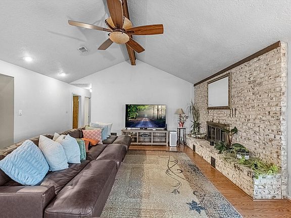 3rd image of 1505 Blake Dr