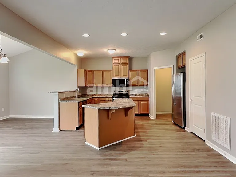653 Classic Ln — Photo 3