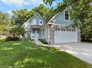 1491 Division Dr, Hartland, MI 48353