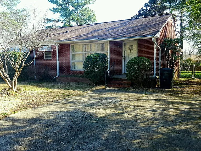 211 Hubbard Ln — Photo 1