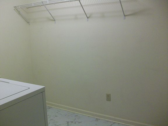 Big laundry room (dryer conveys)