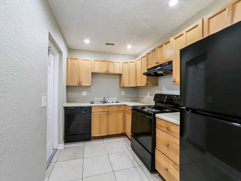1522 NW 10th Ave — Photo 9
